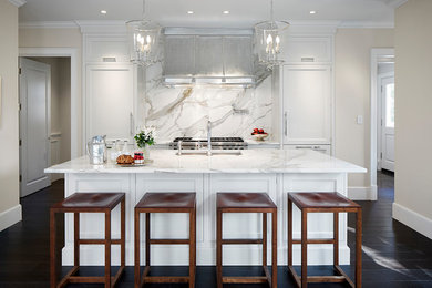 Idéer för att renovera ett vintage vit vitt kök, med en undermonterad diskho, marmorbänkskiva, vitt stänkskydd, stänkskydd i marmor, rostfria vitvaror, mörkt trägolv, en köksö och brunt golv