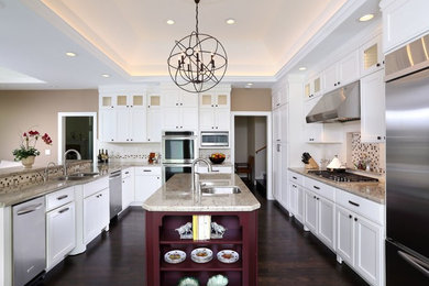 Foto på ett stort funkis kök, med en undermonterad diskho, skåp i shakerstil, vita skåp, granitbänkskiva, beige stänkskydd, stänkskydd i glaskakel, rostfria vitvaror, mörkt trägolv, en köksö och brunt golv
