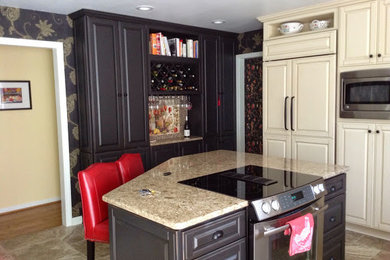 Immagine di una cucina eclettica di medie dimensioni con top in granito, elettrodomestici in acciaio inossidabile e pavimento con piastrelle in ceramica