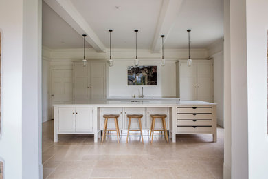 Пример оригинального дизайна: большая прямая кухня в современном стиле с фасадами в стиле шейкер и столешницей из кварцита