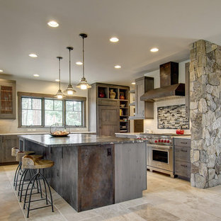 Idee per una grande cucina stile rurale con ante con riquadro incassato, ante in legno bruno, elettrodomestici in acciaio inossidabile, isola, top in granito, paraspruzzi multicolore, paraspruzzi con piastrelle a listelli, pavimento in travertino e pavimento beige