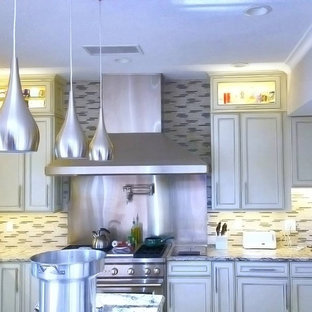 75+ Küchen mit Glas-Arbeitsplatte und Rückwand aus Stäbchenfliesen