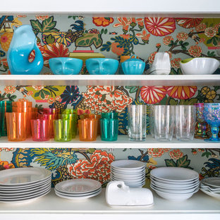 Idee per una piccola cucina ad U boho chic chiusa con lavello a doppia vasca, ante lisce, ante bianche, top piastrellato, paraspruzzi multicolore, paraspruzzi con piastrelle a mosaico, elettrodomestici in acciaio inossidabile, pavimento in vinile, nessuna isola, pavimento marrone e top bianco