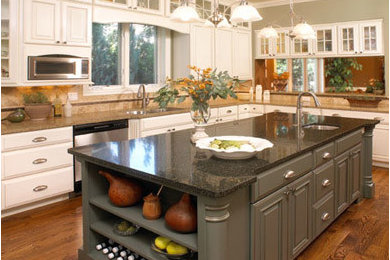 Kitchen - traditional medium tone wood floor kitchen idea in Tampa with granite countertops, beige backsplash and an island