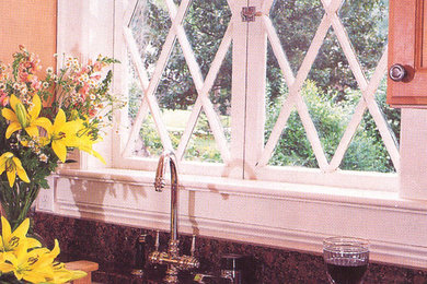 Foto de cocina clásica renovada con fregadero de un seno, armarios con paneles empotrados, puertas de armario de madera oscura y encimera de granito