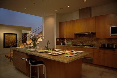 Cette image montre une cuisine américaine linéaire design en bois brun avec un placard à porte plane, un plan de travail en granite et îlot.