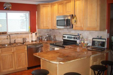 デトロイトにある小さなおしゃれなキッチン (ドロップインシンク、淡色木目調キャビネット、木材カウンター、ベージュキッチンパネル、セラミックタイルのキッチンパネル、シルバーの調理設備、無垢フローリング) の写真
