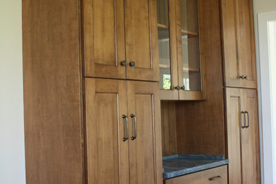 Foto de cocina tradicional con armarios estilo shaker, puertas de armario de madera oscura, encimera de esteatita y suelo de madera oscura