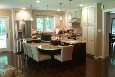 Eat-in kitchen - large transitional l-shaped eat-in kitchen idea in Baltimore with an island