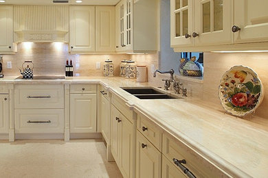 Foto de cocina contemporánea con salpicadero blanco, encimera de piedra caliza y salpicadero de piedra caliza