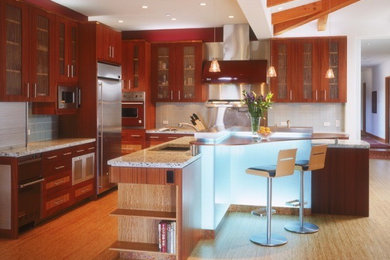Große Moderne Wohnküche in L-Form mit flächenbündigen Schrankfronten, dunklen Holzschränken, Granit-Arbeitsplatte, Küchenrückwand in Weiß, Küchengeräten aus Edelstahl und Kücheninsel in San Diego