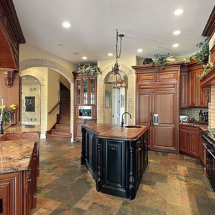 75+ Küchen mit Rückwand aus Backstein und schwarzen Elektrogeräten