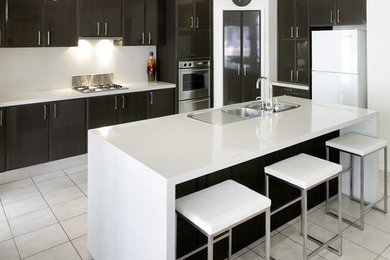 ワシントンD.C.にある高級な広いトランジショナルスタイルのおしゃれなキッチン (フラットパネル扉のキャビネット、黒いキャビネット) の写真