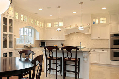 Photo of a traditional kitchen in Chicago.