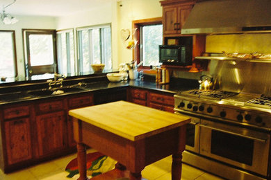 Mittelgroße Klassische Wohnküche in L-Form mit Kücheninsel in St. Louis
