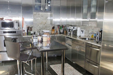 Kitchen photo in Miami