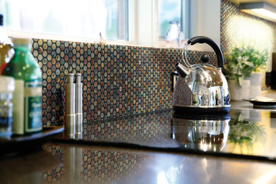 Mittelgroße Moderne Küche mit bunter Rückwand, Rückwand aus Keramikfliesen und Küchengeräten aus Edelstahl in Boise