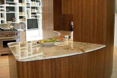 Modelo de cocina minimalista con suelo de madera clara