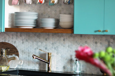 Foto di una cucina minimalista con ante lisce, ante blu, paraspruzzi bianco e paraspruzzi con piastrelle in pietra