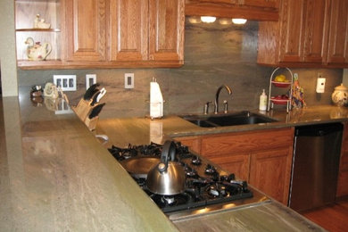 サクラメントにあるトラディショナルスタイルのおしゃれなキッチンの写真