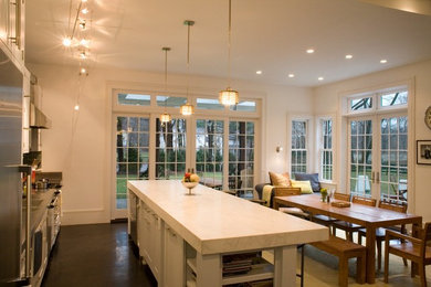 Foto de cocina lineal clásica renovada abierta con armarios estilo shaker, puertas de armario blancas y una isla