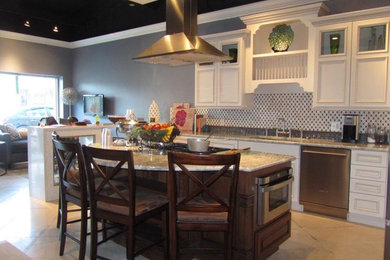 Große Küche in U-Form mit weißen Schränken, Granit-Arbeitsplatte, Rückwand aus Mosaikfliesen, Küchengeräten aus Edelstahl und Travertin in Detroit