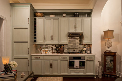 Inspiration för ett mellanstort vintage linjärt kök och matrum, med luckor med infälld panel, grå skåp, bänkskiva i kvarts, stänkskydd med metallisk yta och stänkskydd i metallkakel