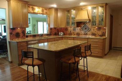 Foto di una cucina mediterranea di medie dimensioni con lavello a doppia vasca, ante in stile shaker, ante in legno chiaro e top in granito