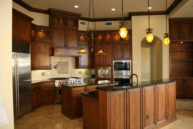 На фото: кухня в классическом стиле с фасадами цвета дерева среднего тона