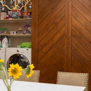 Inspiration pour une grand cuisine américaine sud-ouest américain en U avec un évier encastré, un placard à porte shaker, des portes de placard en bois brun, un plan de travail en quartz modifié, une crédence blanche, une crédence en carreau de terre cuite, un électroménager en acier inoxydable, un sol en brique, un îlot central, un sol marron et un plan de travail blanc.