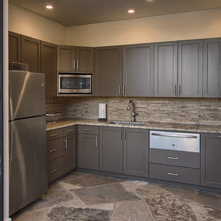 75+ Küchen mit braunen Schränken und Rückwand aus Stäbchenfliesen Ideen