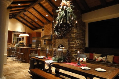 マイアミにある高級な広いトラディショナルスタイルのおしゃれなキッチン (中間色木目調キャビネット、シルバーの調理設備、トラバーチンの床) の写真
