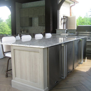 Klassische Wohnküche in L-Form mit Landhausspüle, Lamellenschränken, Schränken im Used-Look, Granit-Arbeitsplatte, bunter Rückwand, Rückwand aus Mosaikfliesen und Küchengeräten aus Edelstahl in Sonstige
