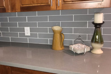 Exempel på ett modernt kök, med grått stänkskydd och stänkskydd i porslinskakel