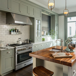 Idee per una cucina vittoriana con lavello sottopiano, ante in stile shaker, ante verdi, top in legno, paraspruzzi bianco, paraspruzzi con piastrelle diamantate, elettrodomestici in acciaio inossidabile, parquet scuro e isola
