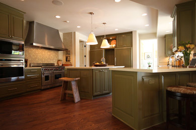 Foto de cocina clásica de tamaño medio con puertas de armario verdes
