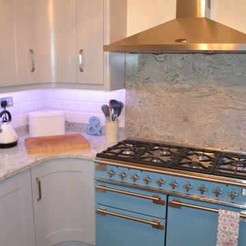 Painted Brodsworth Kitchen in Potters Clay with Cashmere White Granite