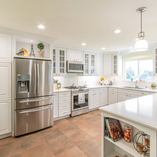 Foto di una cucina shabby-chic style di medie dimensioni con lavello sottopiano, ante con bugna sagomata, ante bianche, top in quarzo composito, paraspruzzi bianco, paraspruzzi con piastrelle in ceramica, elettrodomestici in acciaio inossidabile e pavimento in gres porcellanato