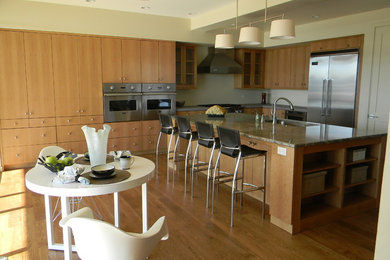 Пример оригинального дизайна: угловая кухня в современном стиле с обеденным столом