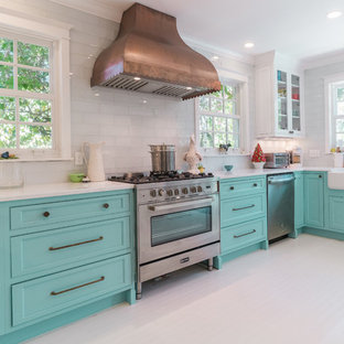 Idee per una cucina tropicale con ante a filo, ante turchesi, top in marmo, pavimento in legno verniciato e pavimento bianco