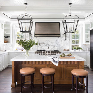 Idee per una cucina stile marino con lavello sottopiano, ante con riquadro incassato, ante bianche, top in marmo, paraspruzzi in marmo, elettrodomestici in acciaio inossidabile, parquet scuro, pavimento marrone, paraspruzzi multicolore e top multicolore