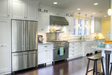 Example of a classic single-wall kitchen design in Chicago with a farmhouse sink, white cabinets and stainless steel appliances