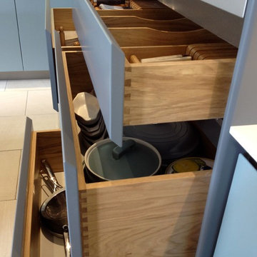 Pan and cutlery drawers under the appliances