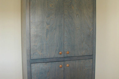 Imagen de cocina grande con armarios con paneles lisos y puertas de armario grises
