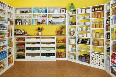Modelo de cocina contemporánea de tamaño medio con despensa, armarios abiertos, puertas de armario blancas, suelo de madera en tonos medios y suelo marrón
