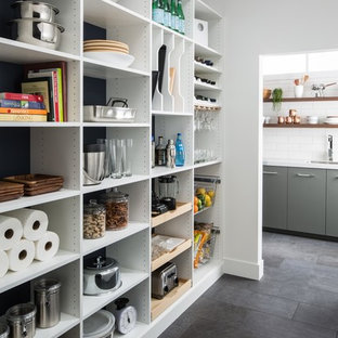 Idées déco pour une arrière-cuisine contemporaine de taille moyenne avec un placard à porte plane, des portes de placard blanches, un plan de travail en marbre, une crédence blanche, une crédence en carrelage métro, un sol en ardoise, aucun îlot et un sol gris.