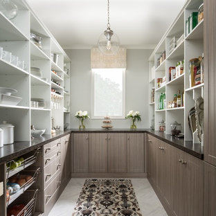 Immagine di una cucina country di medie dimensioni con pavimento grigio, ante lisce, ante in legno scuro, top in superficie solida, pavimento in gres porcellanato e nessuna isola