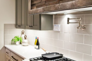 ポートランドにあるカントリー風のおしゃれなキッチン (エプロンフロントシンク、落し込みパネル扉のキャビネット、グレーのキャビネット、珪岩カウンター、シルバーの調理設備) の写真