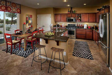 フェニックスにあるおしゃれなキッチン (ダブルシンク、シェーカースタイル扉のキャビネット、中間色木目調キャビネット、御影石カウンター、ベージュキッチンパネル、シルバーの調理設備、セラミックタイルの床) の写真