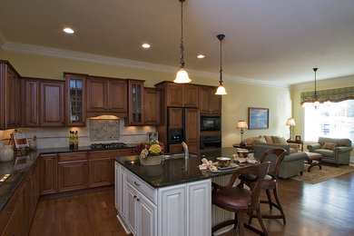 Kitchen - traditional kitchen idea in Cincinnati